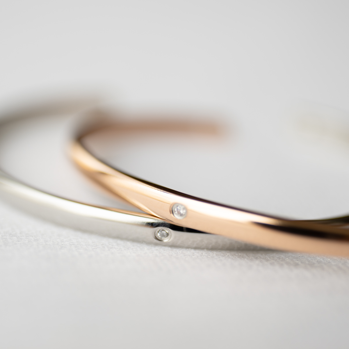 【刻印無料・セミオーダー・ペアでお届け】シンプルなスリム甲丸のペアバングル　klb056