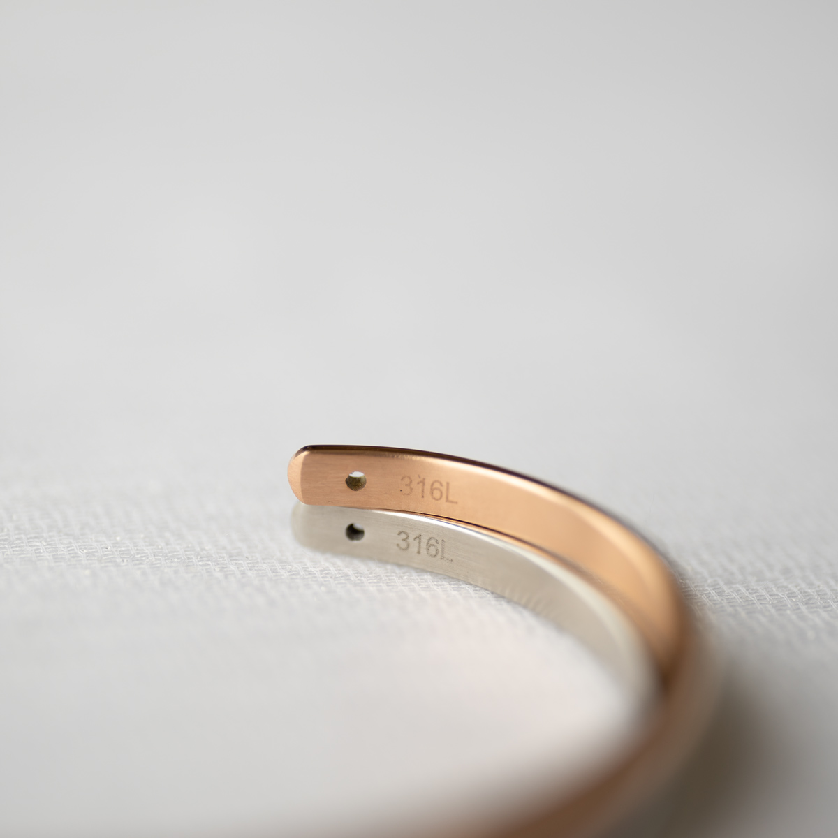 【刻印無料・セミオーダー・ペアでお届け】シンプルなスリム甲丸のペアバングル　klb056