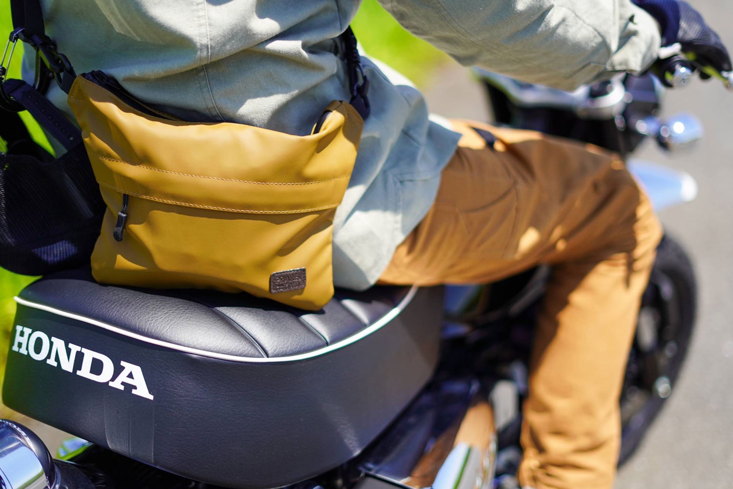 アウトドア派に！】ACTIVE スリムフィットサコッシュ｜防水・軽量