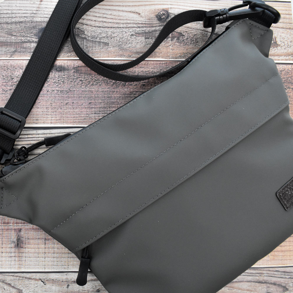 【アウトドア派に！】ACTIVE スリムフィットサコッシュ｜防水・軽量