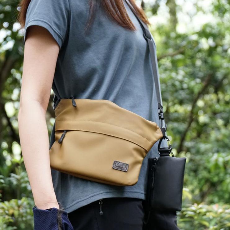 【アウトドア派に！】ACTIVE スリムフィットサコッシュ｜防水・軽量