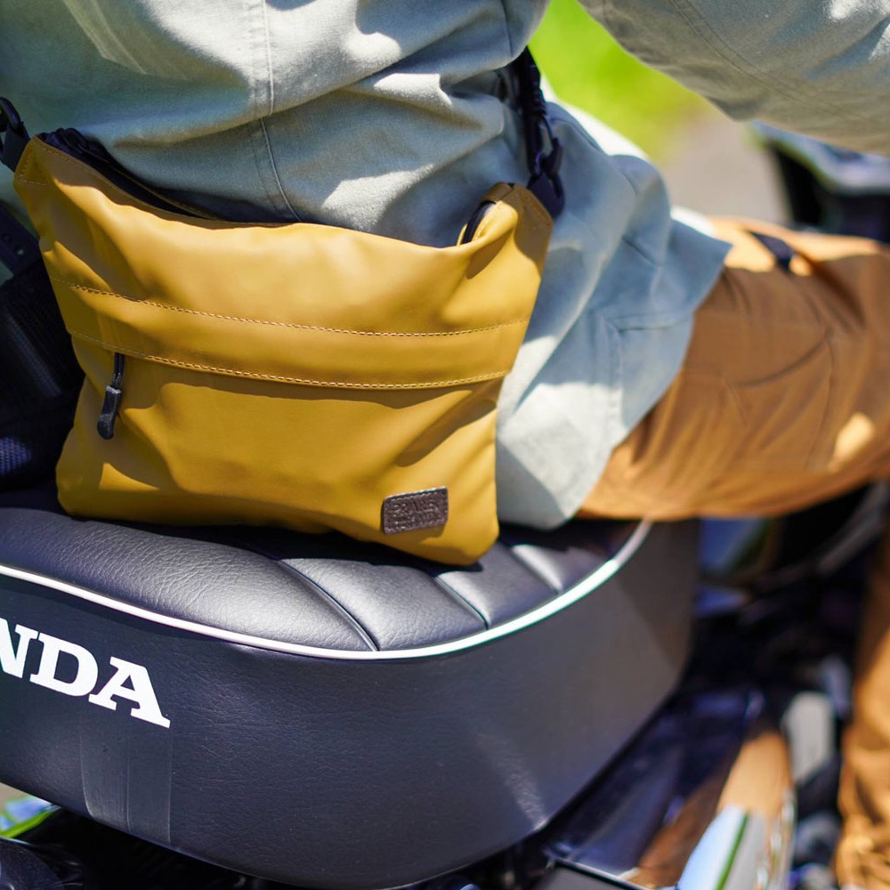 【アウトドア派に！】ACTIVE スリムフィットサコッシュ｜防水・軽量