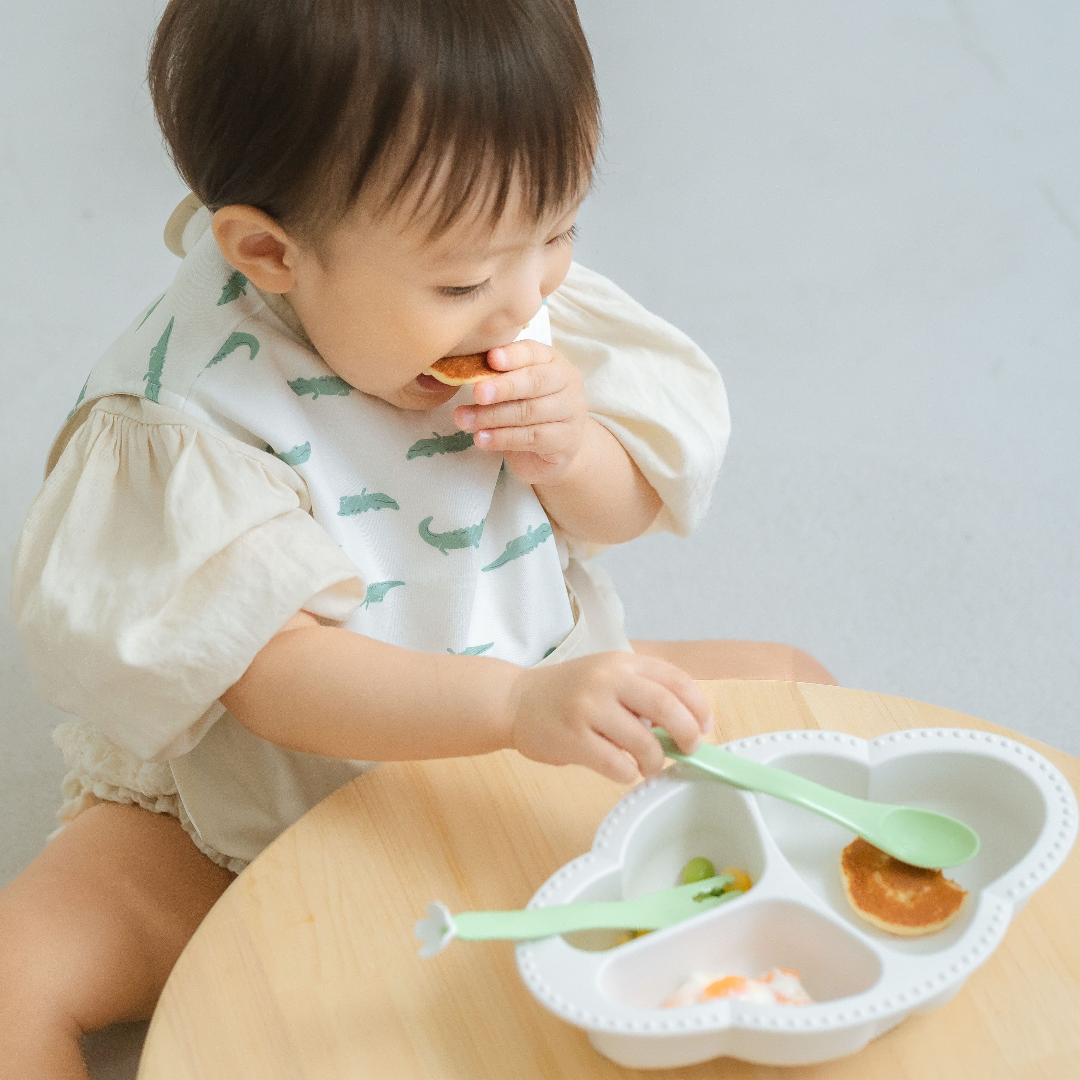 もぐもぐ防水エプロン