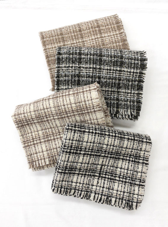 《カシミヤタッチ》ラメ入りツイード風チェックストール