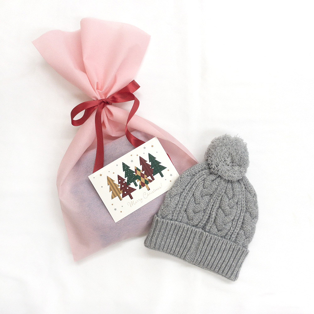 ポンポン付ケーブルニット帽