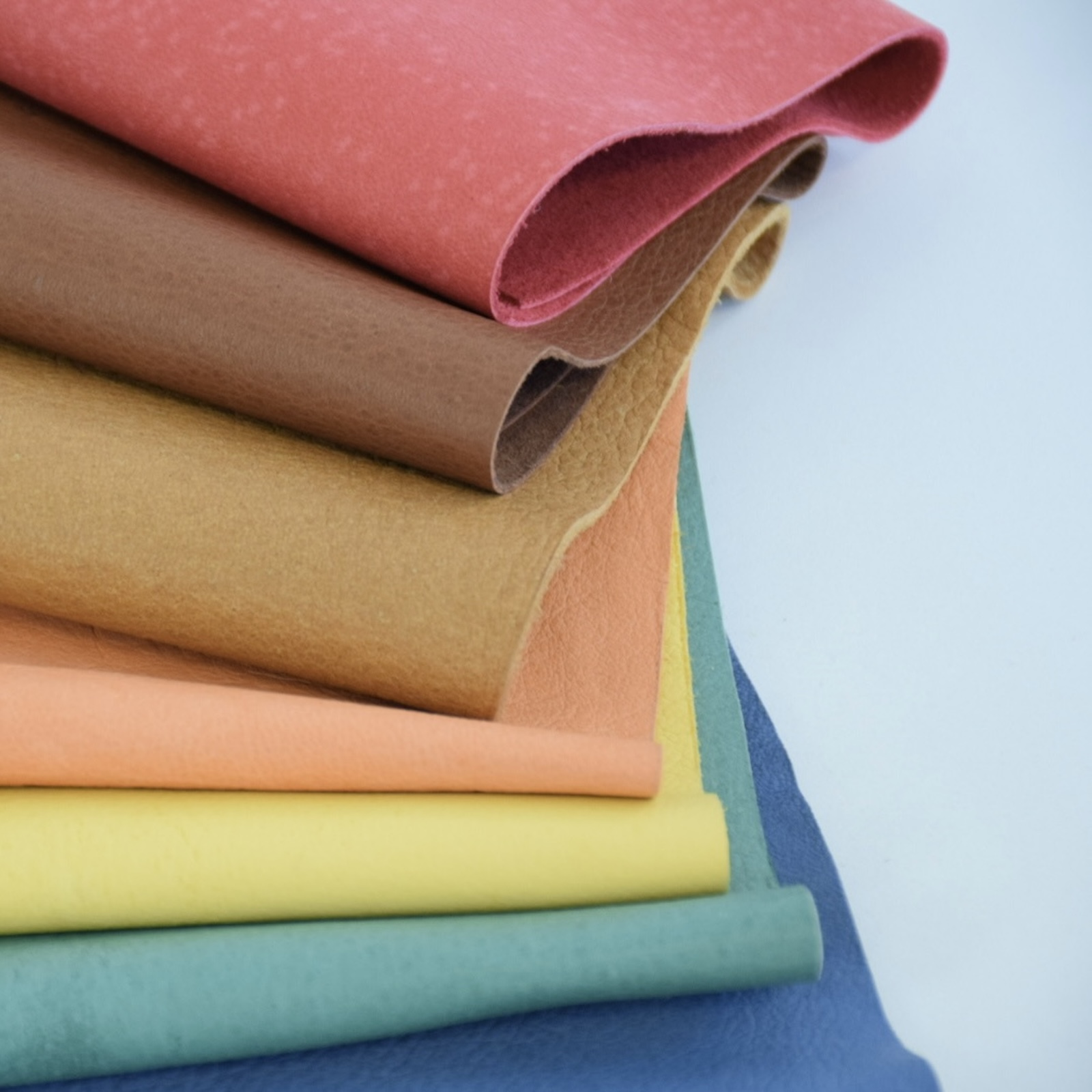 deer leather　タッセルピアス〈全4色〉