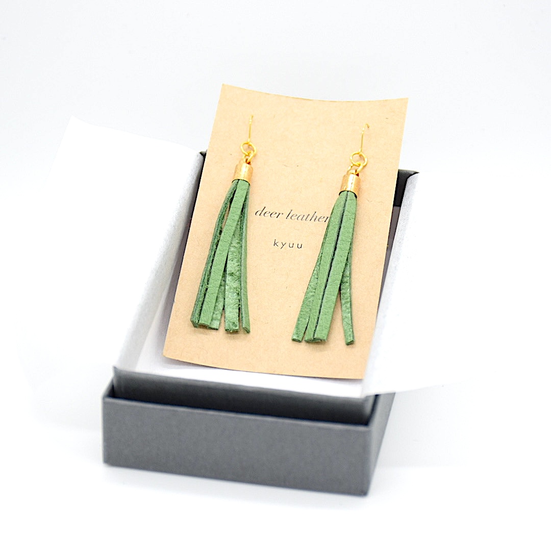 deer leather　タッセルピアス〈全4色〉