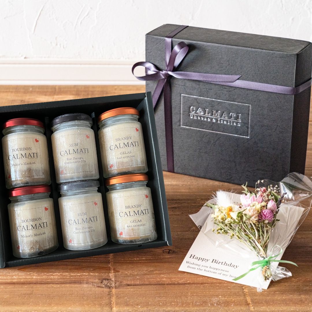 お酒を嗜むティラミスとミニドライフラワーブーケ