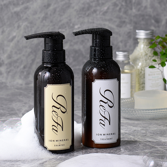 髪と頭皮を労る リファスカルプブラシ＆シャンプートリートメントセット