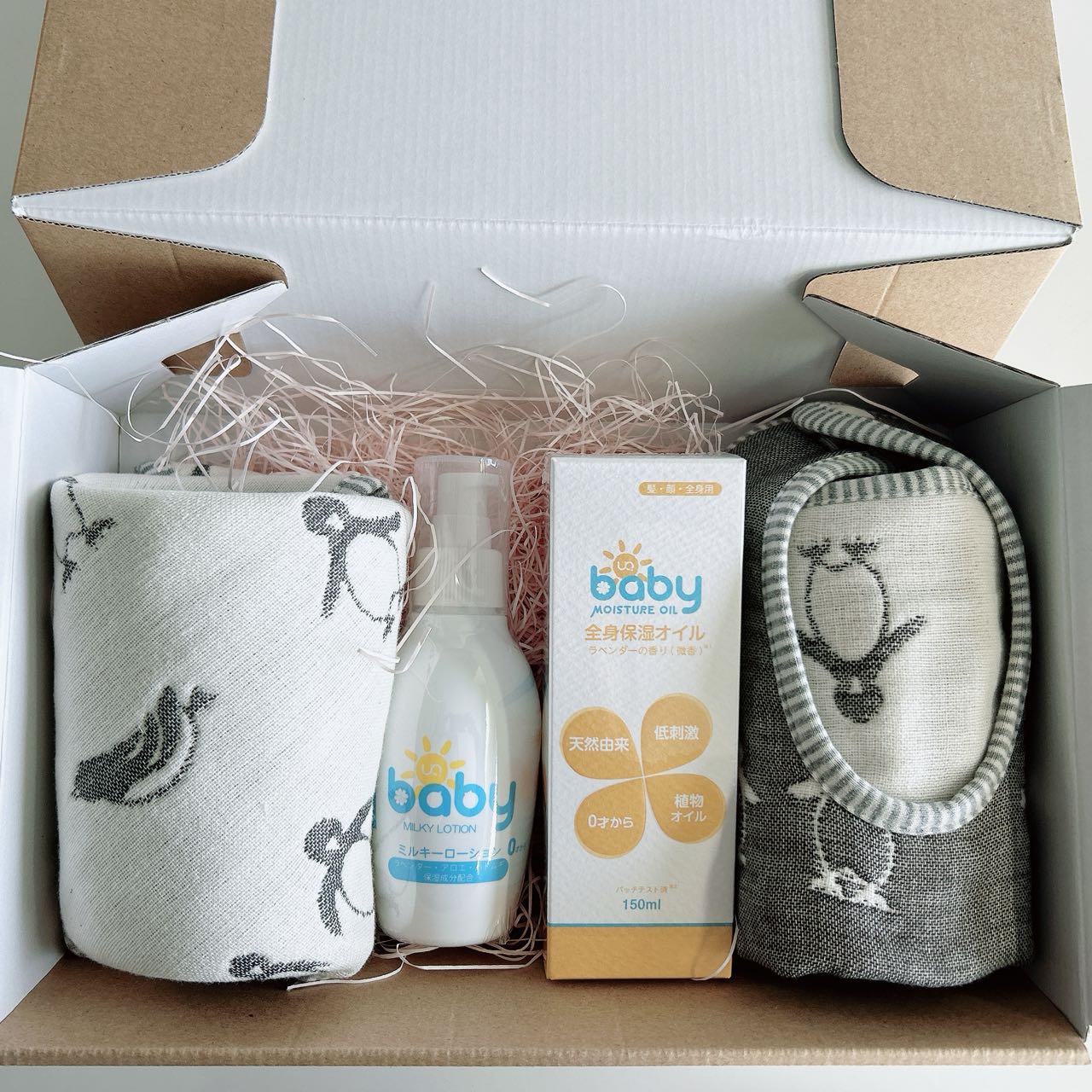 6重織ガーゼハンカチ＆スタイ&UQベビーミルキーローション＆全身保湿オイル　御祝セット