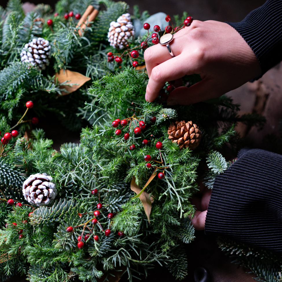 クリスマス特集2024】赤い実のホリデーリース | ex. flower shop