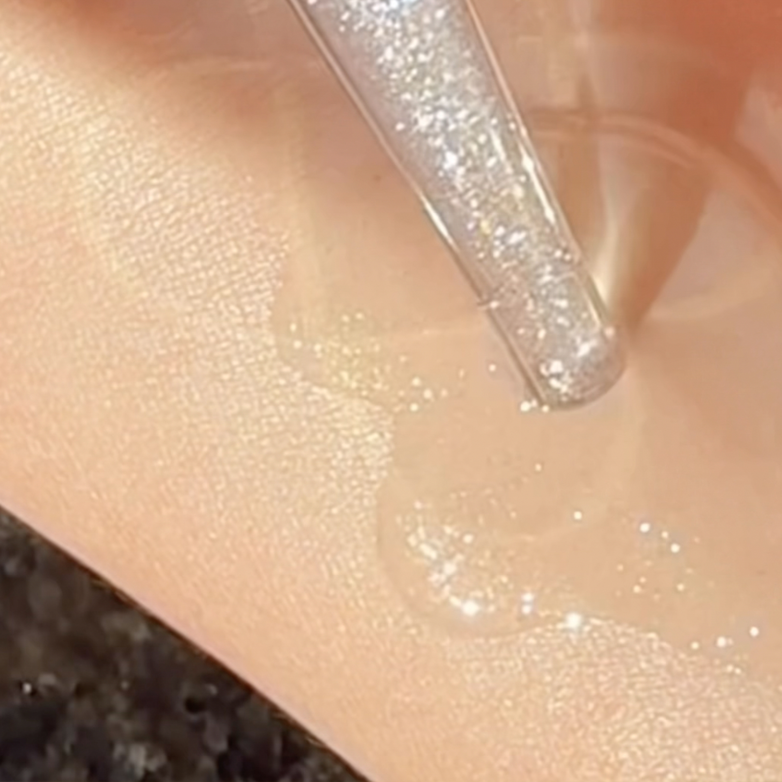 キラキラ輝く【ボディオイル】になる入浴剤