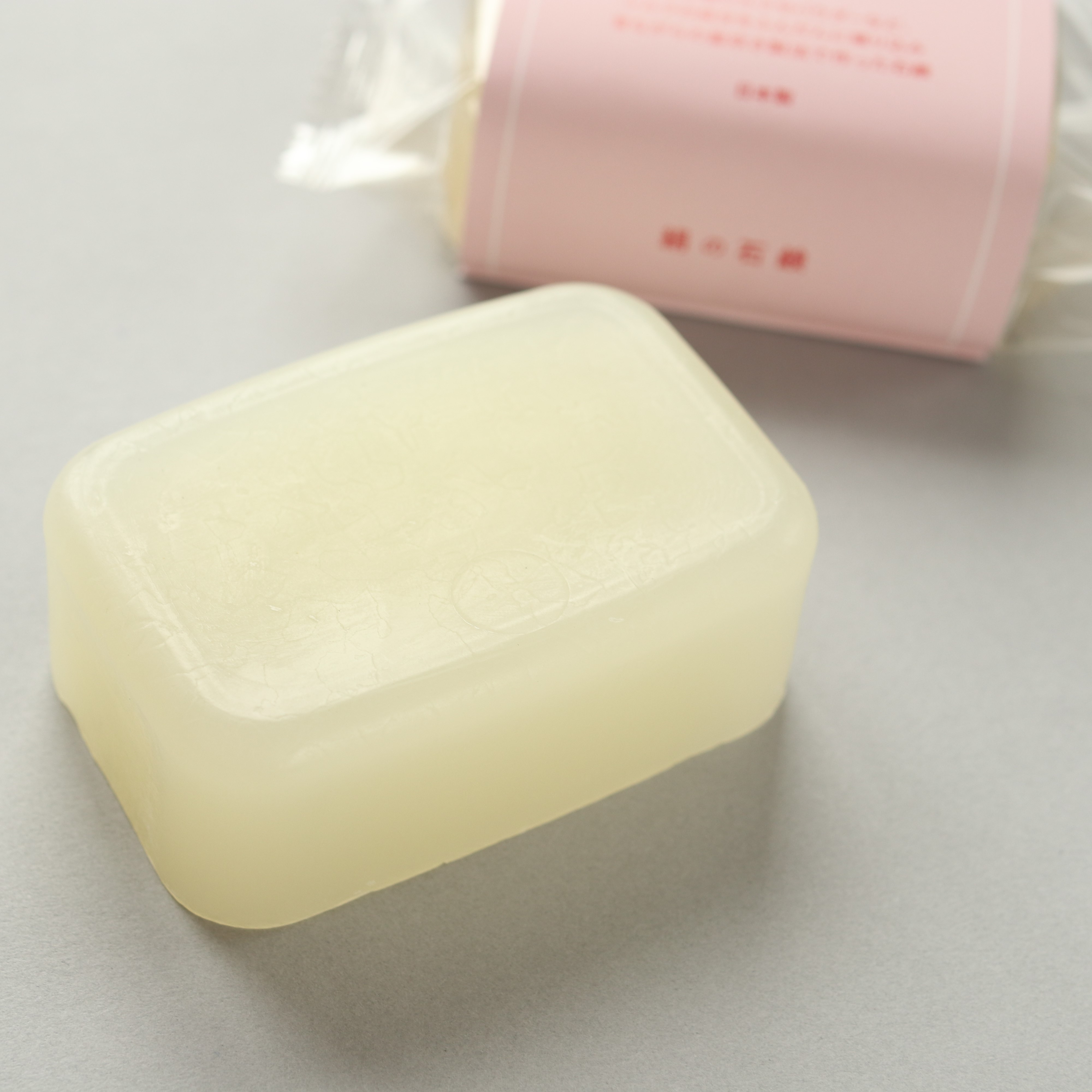 《潤う美肌へ》シルク配合の絹の石鹸｜無添加・無香料