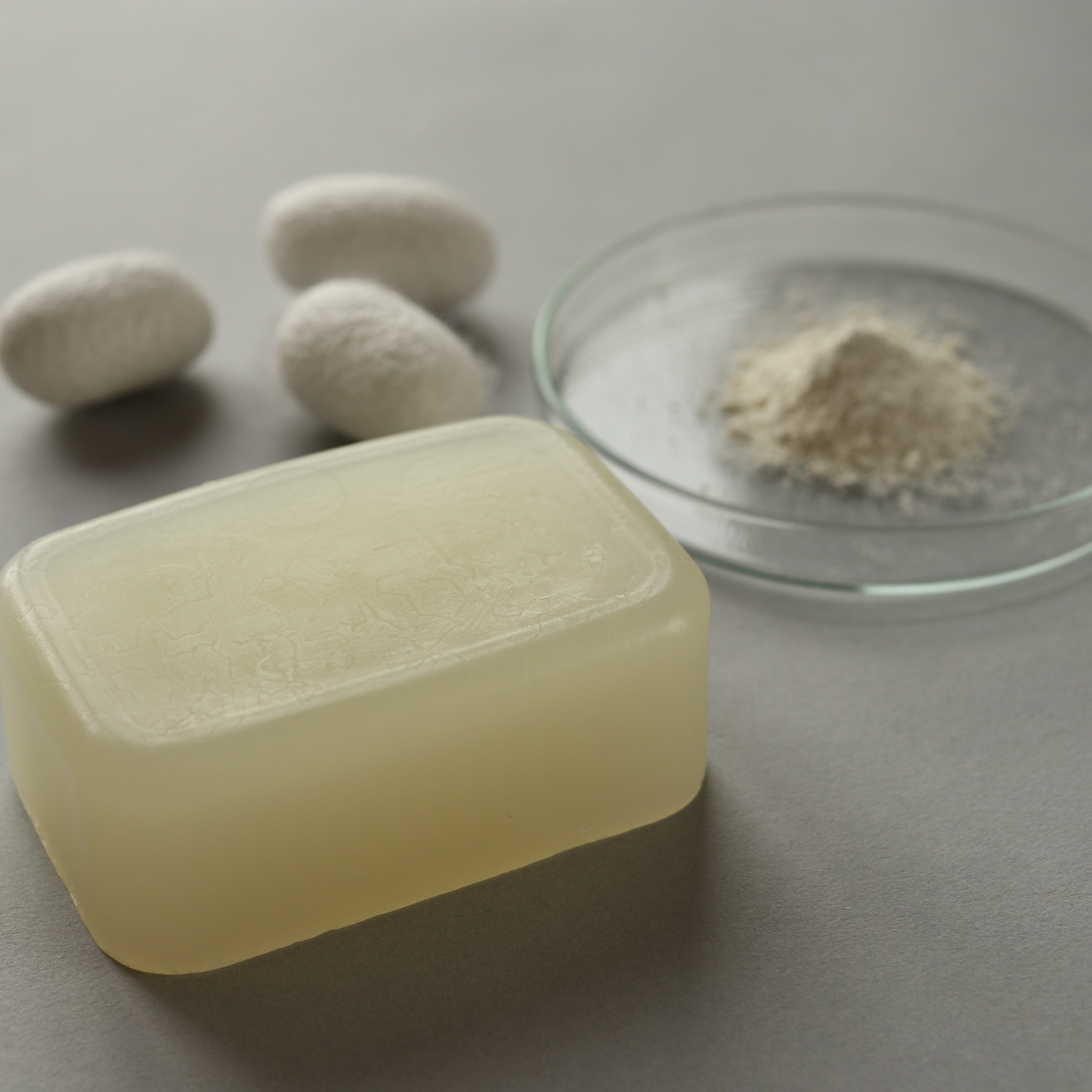 《潤う美肌へ》シルク配合の絹の石鹸｜無添加・無香料