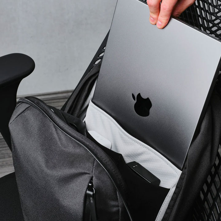 METRO BACKPACK リュックサック 12L｜PC収納可能