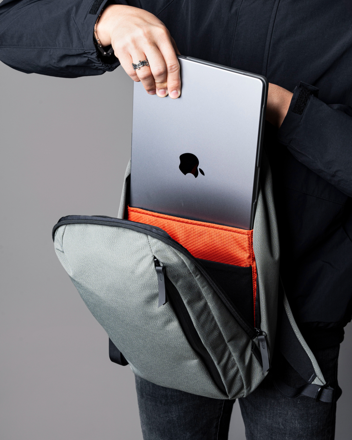 METRO BACKPACK リュックサック 12L｜PC収納可能