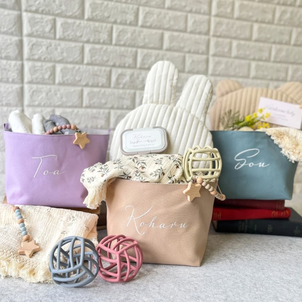 【出産祝いセット・名入れ刺繍】　ベビーストッカー「roco-roco」プレミアムセット