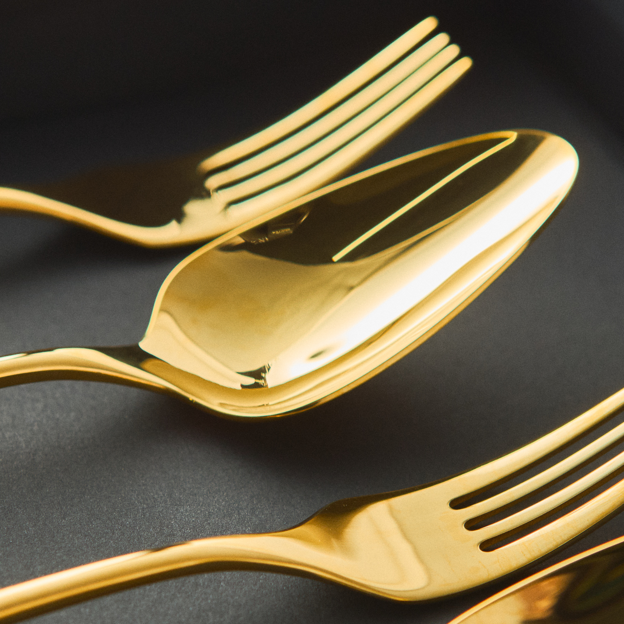 【クチポール】アイレス・マテウス　ミラーゴールドディナーペア4本セット