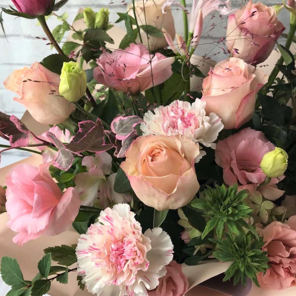 気品のあるピンクで結婚おめでとう