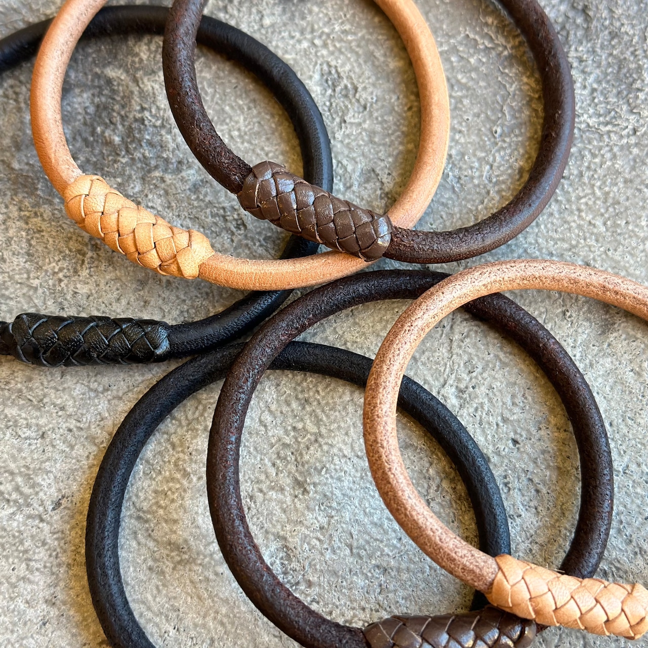 ＜ペアにもおすすめ＞ループブレスレット ４本編みレザービーズ カウハイド