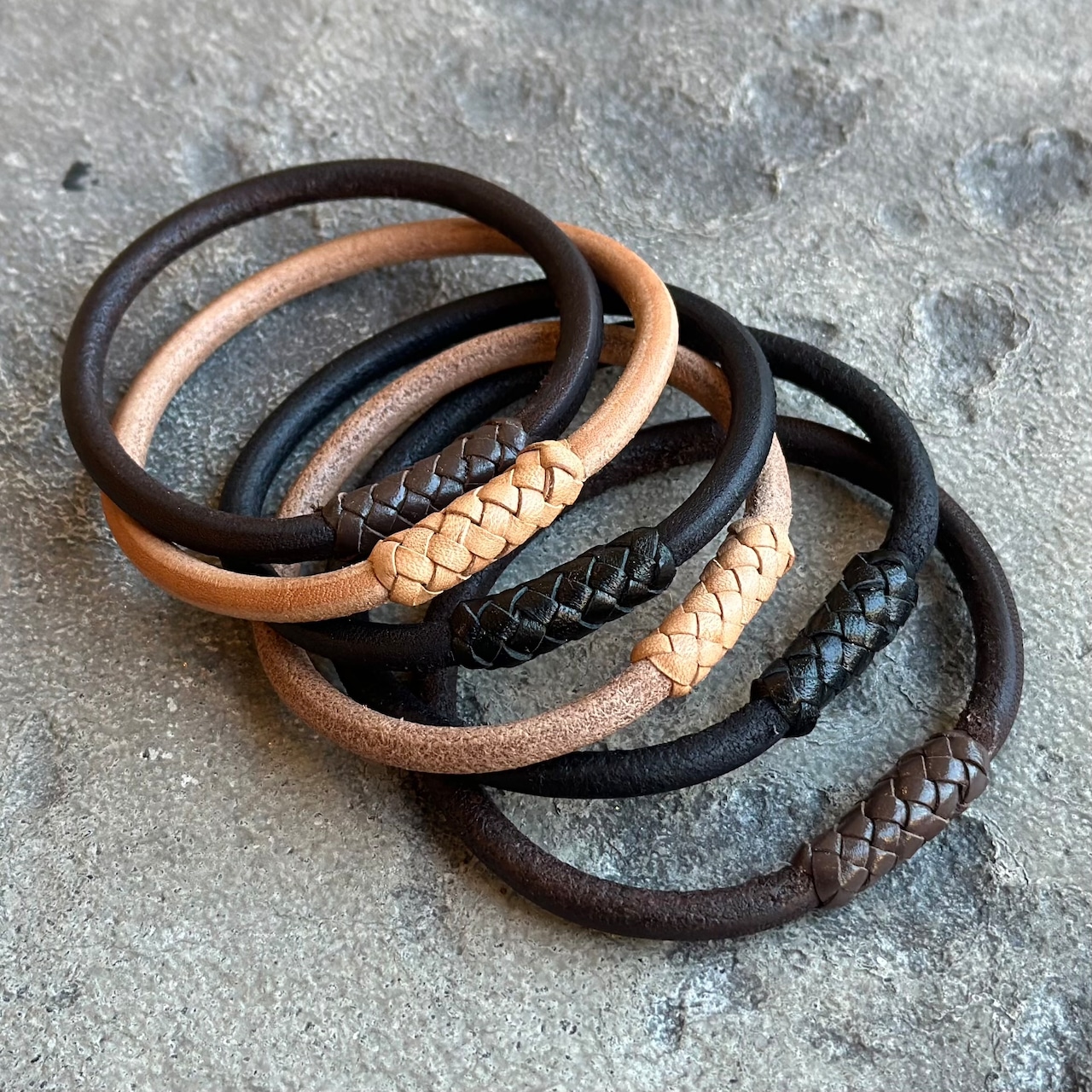 ＜ペアにもおすすめ＞ループブレスレット ４本編みレザービーズ カウハイド