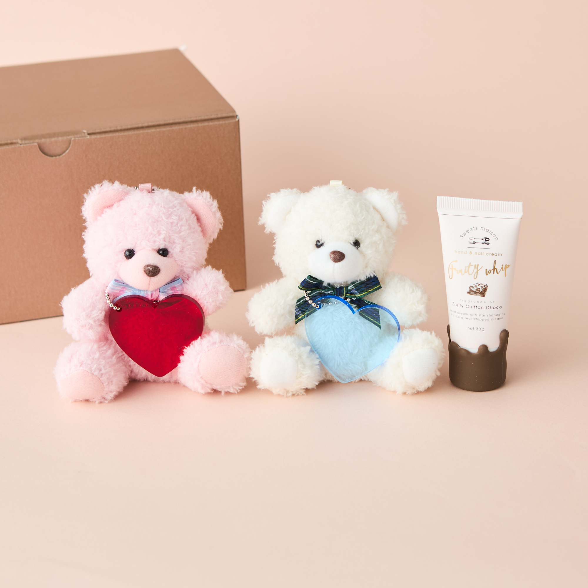 【名入れ無料・BOX入り】ハンドクリーム&ハートチャーム付ペアテディベア
