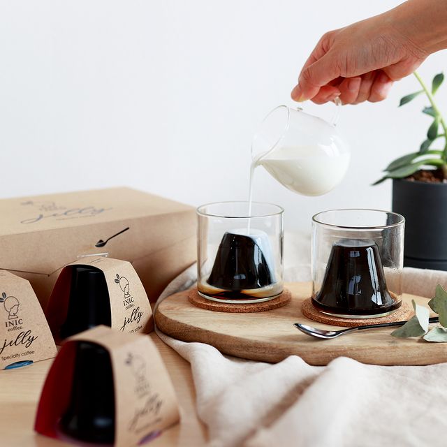 【母の日限定/日比谷花壇】華やかなアレンジメントと選べるひんやりスイーツのセット