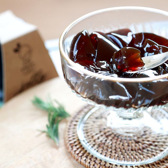 【母の日限定/日比谷花壇】華やかなアレンジメントと選べるひんやりスイーツのセット