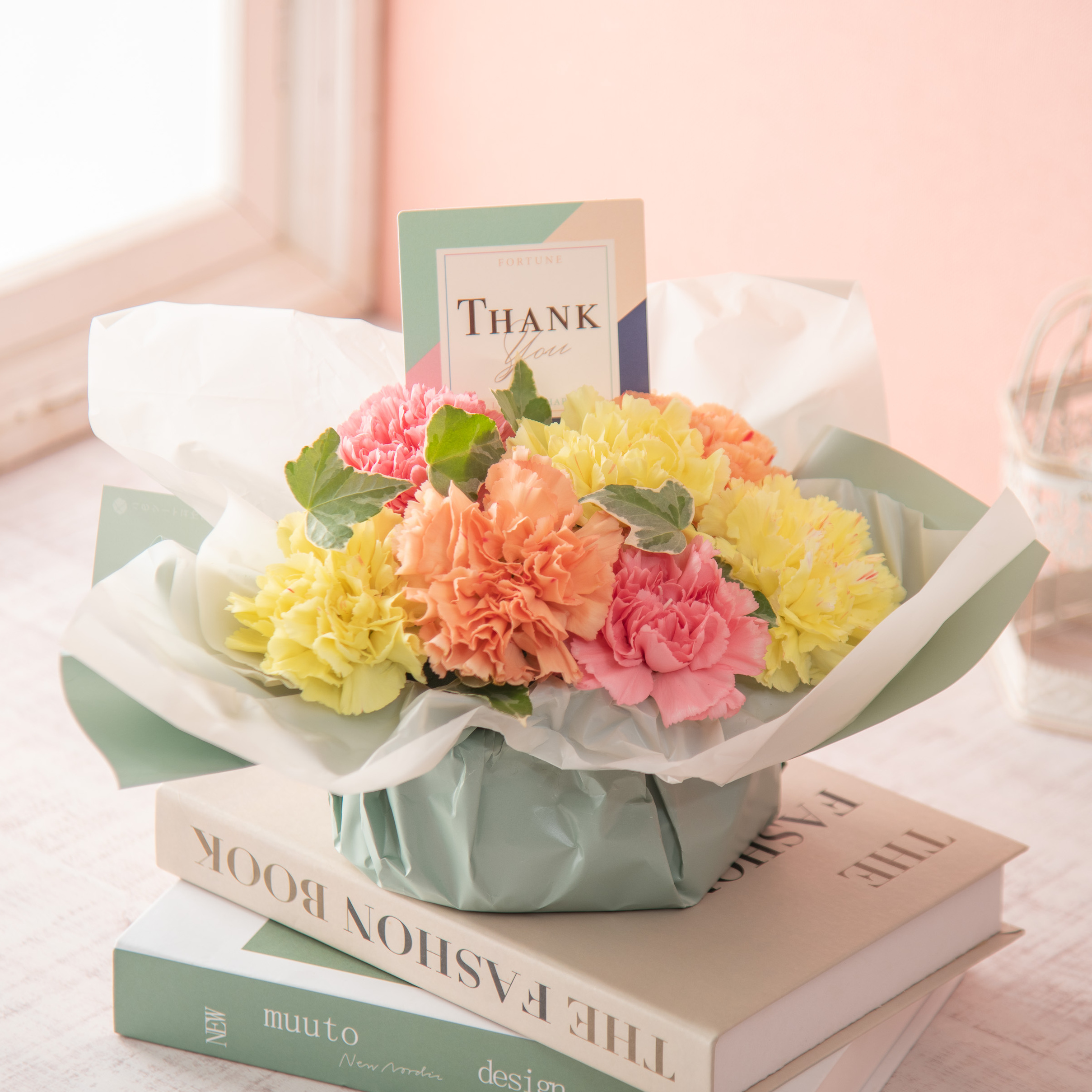 【母の日限定/日比谷花壇】華やかなアレンジメントと選べるドリンクセット