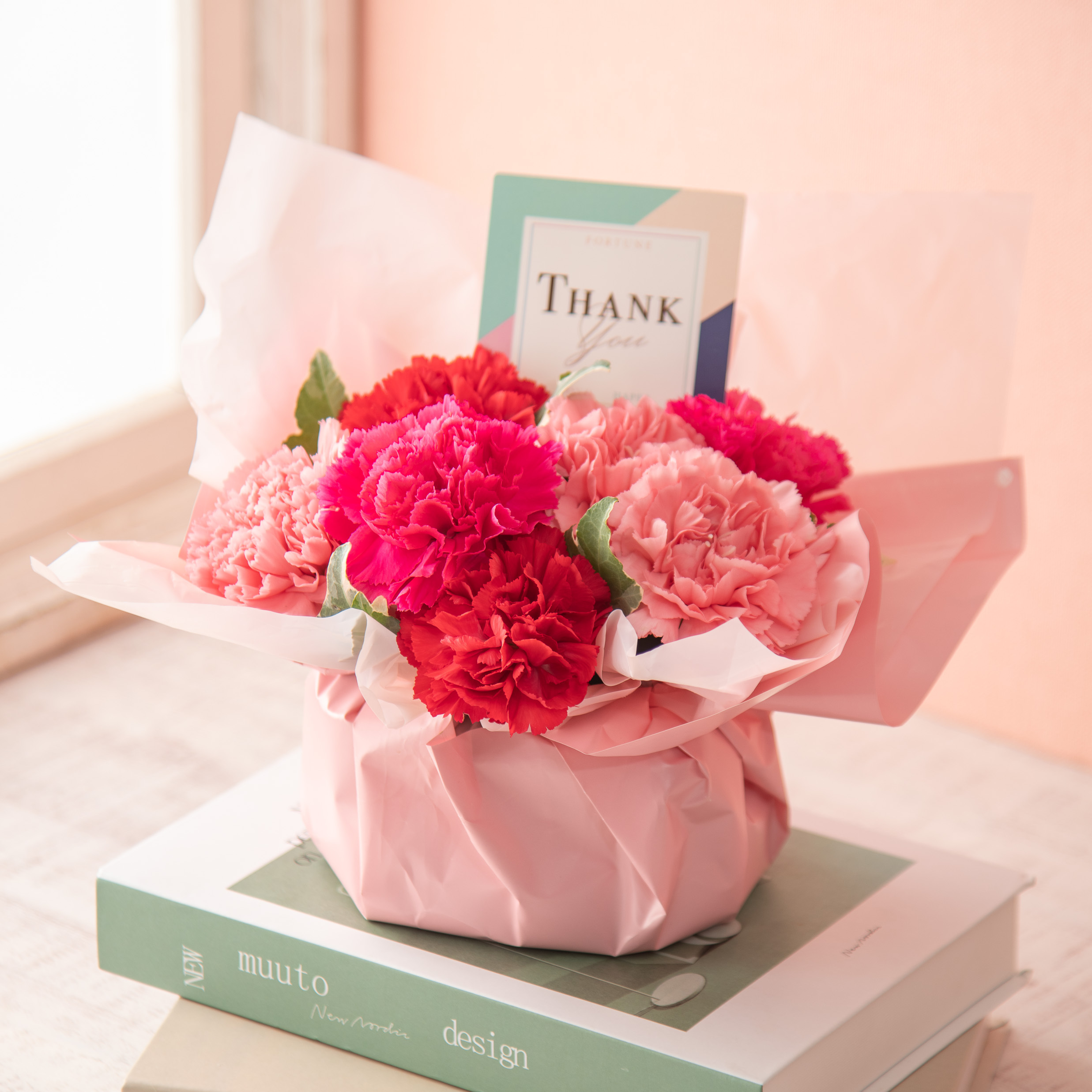 【母の日限定/日比谷花壇】華やかなアレンジメントと選べるドリンクセット