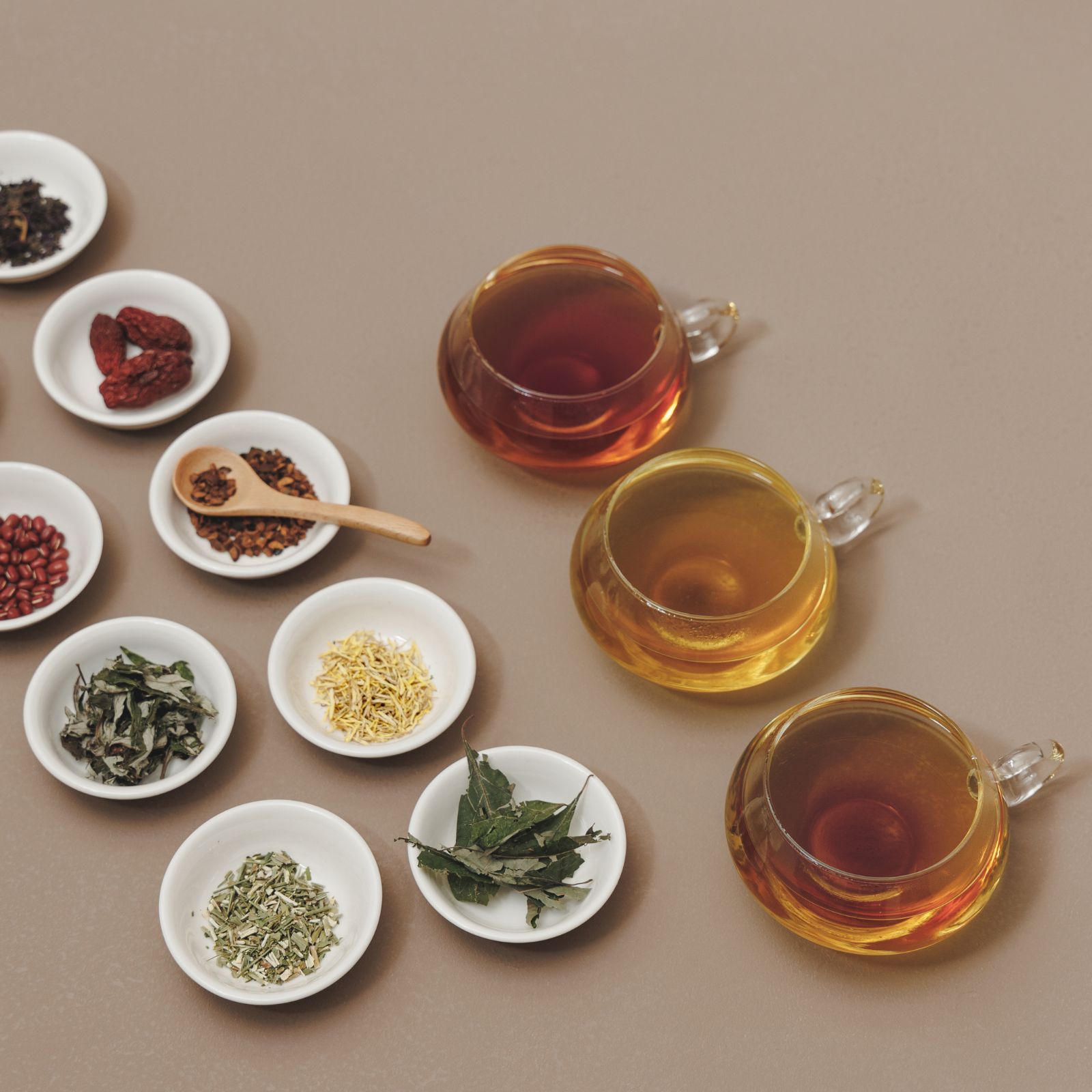 【母の日限定/日比谷花壇】華やかなアレンジメントと選べるドリンクセット