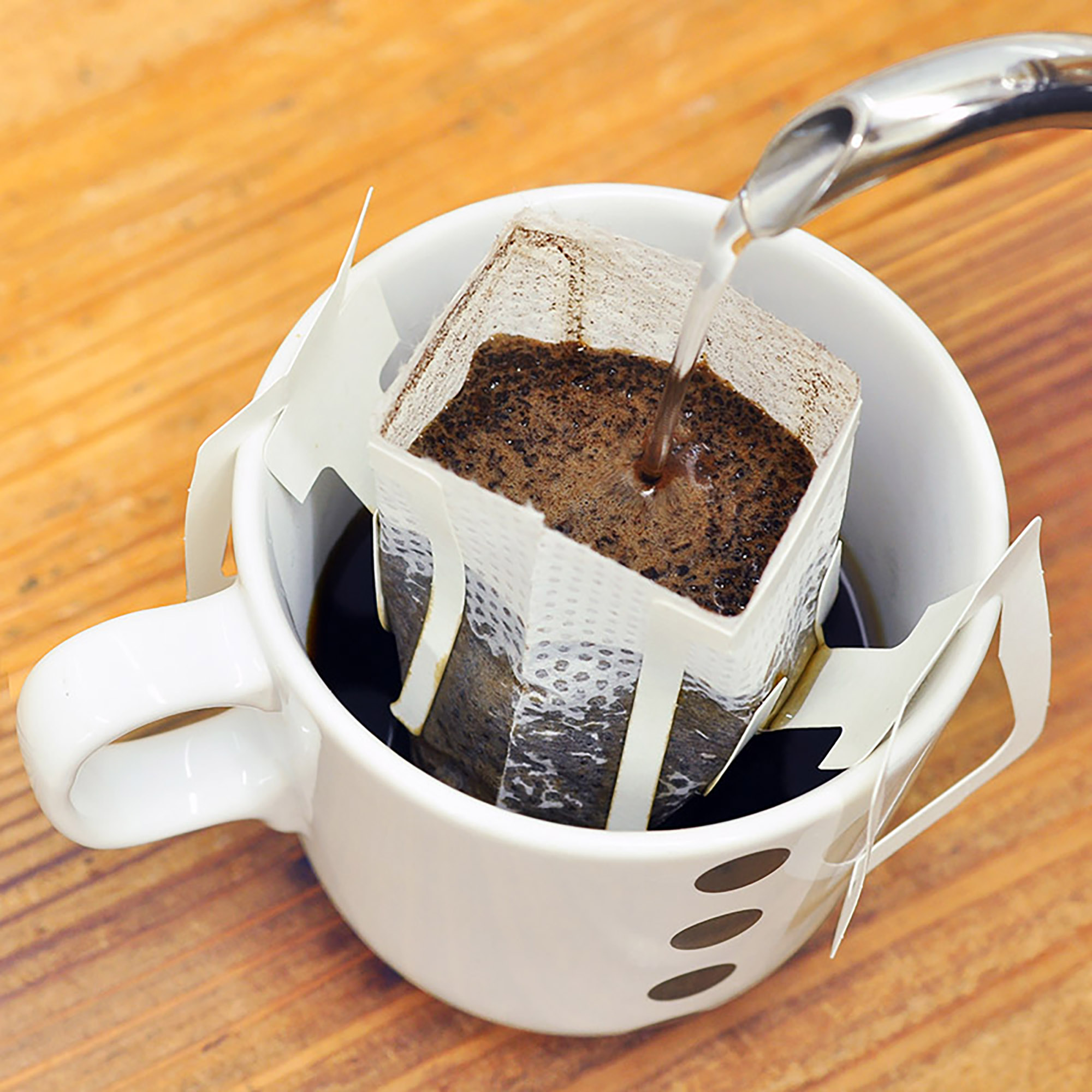 【母の日限定/日比谷花壇】そのまま飾れるスタンディングブーケと選べるホッと一息ドリンクセット