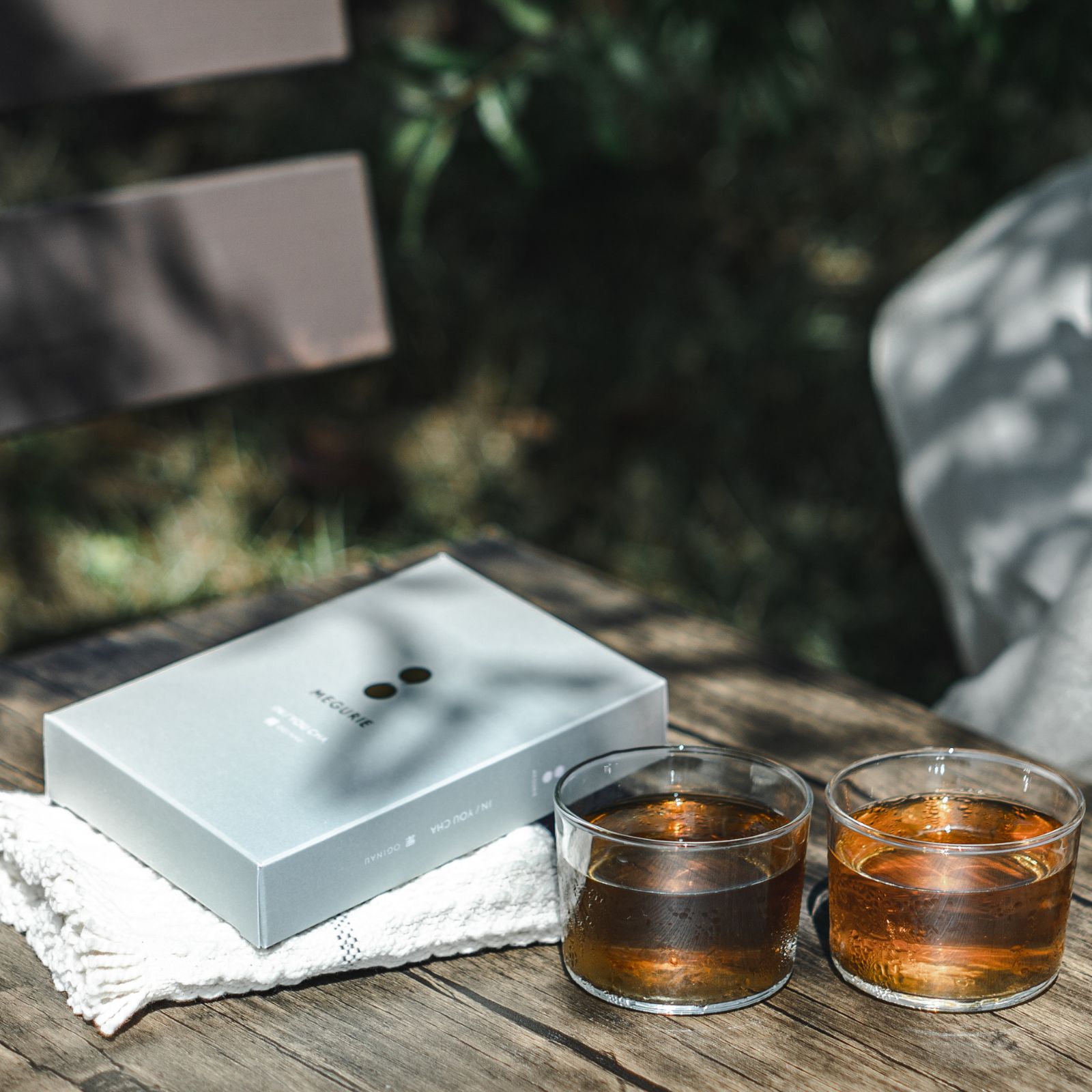 【母の日限定/日比谷花壇】そのまま飾れるスタンディングブーケと選べるホッと一息ドリンクセット