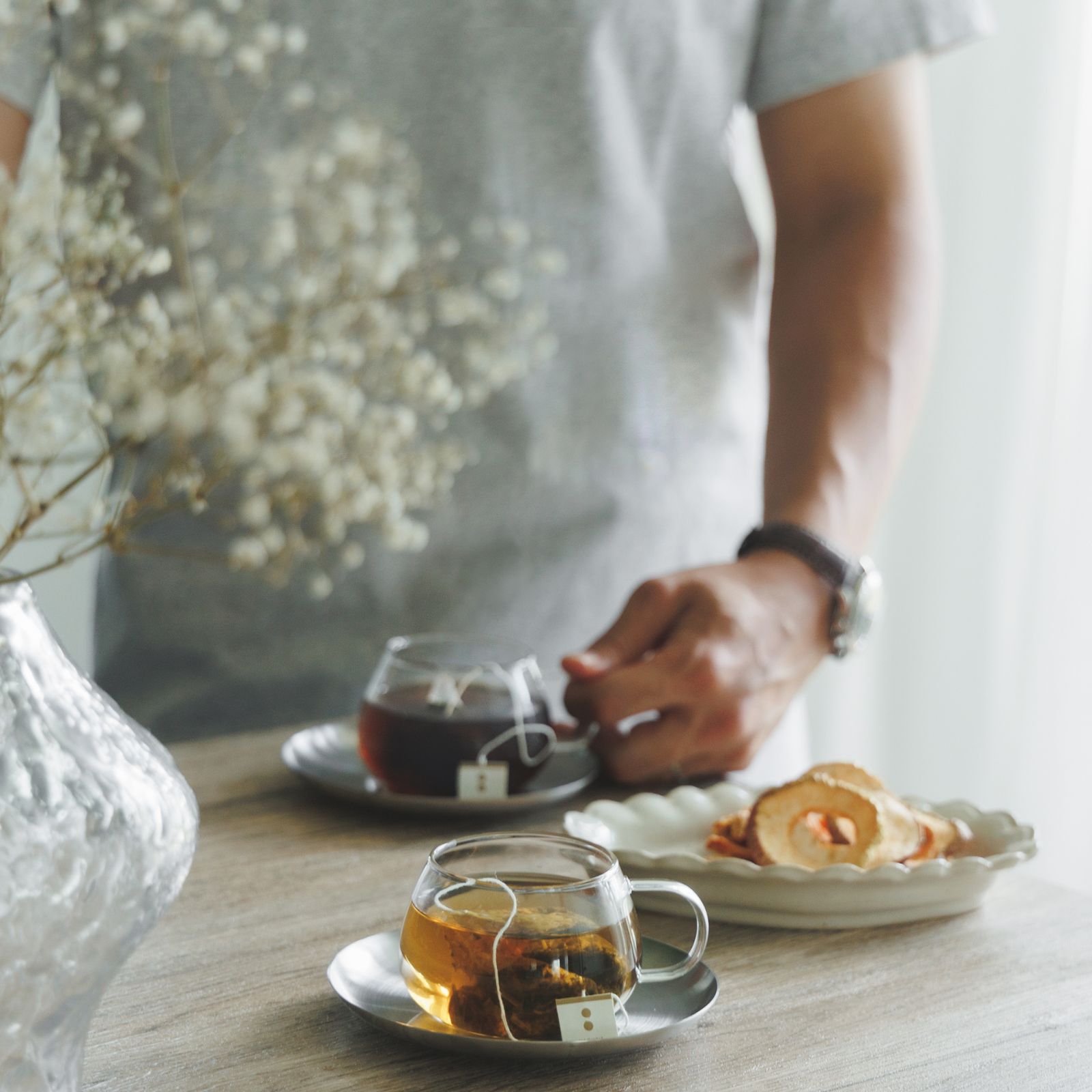 【母の日限定/日比谷花壇】そのまま飾れるスタンディングブーケと選べるホッと一息ドリンクセット