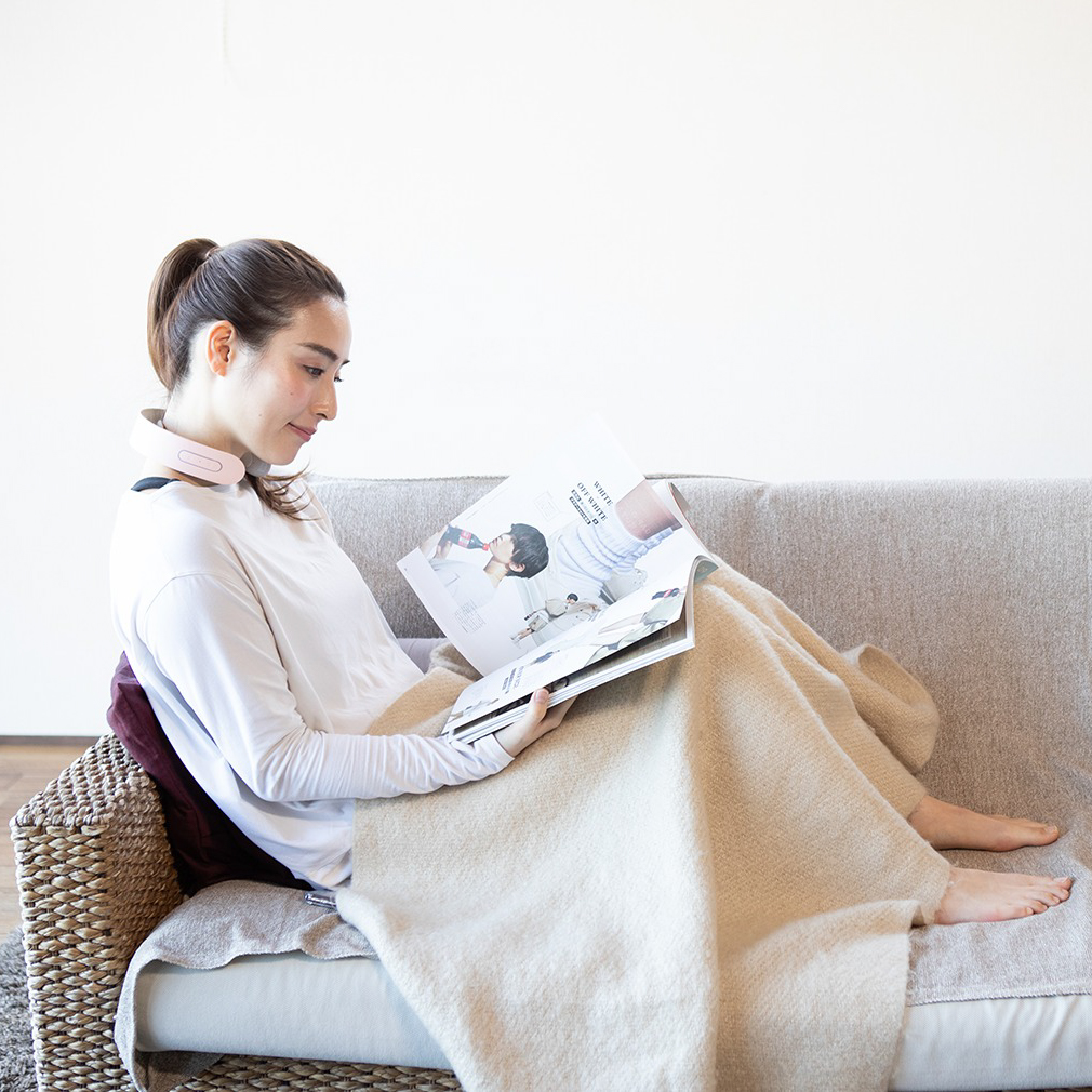 【母の日に贈る】選べるカーネーション＆疲れを癒す温熱＆EMS「NECK RELAX」