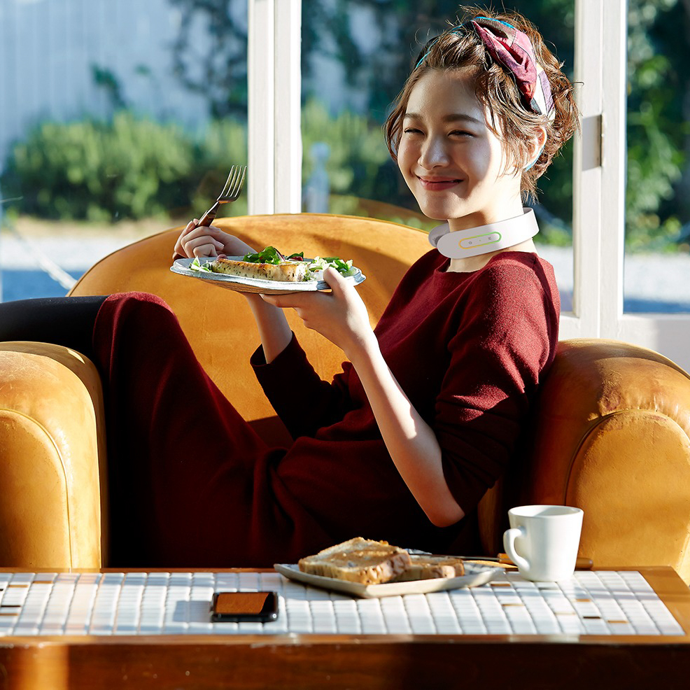 【母の日に贈る】選べるカーネーション＆疲れを癒す温熱＆EMS「NECK RELAX」