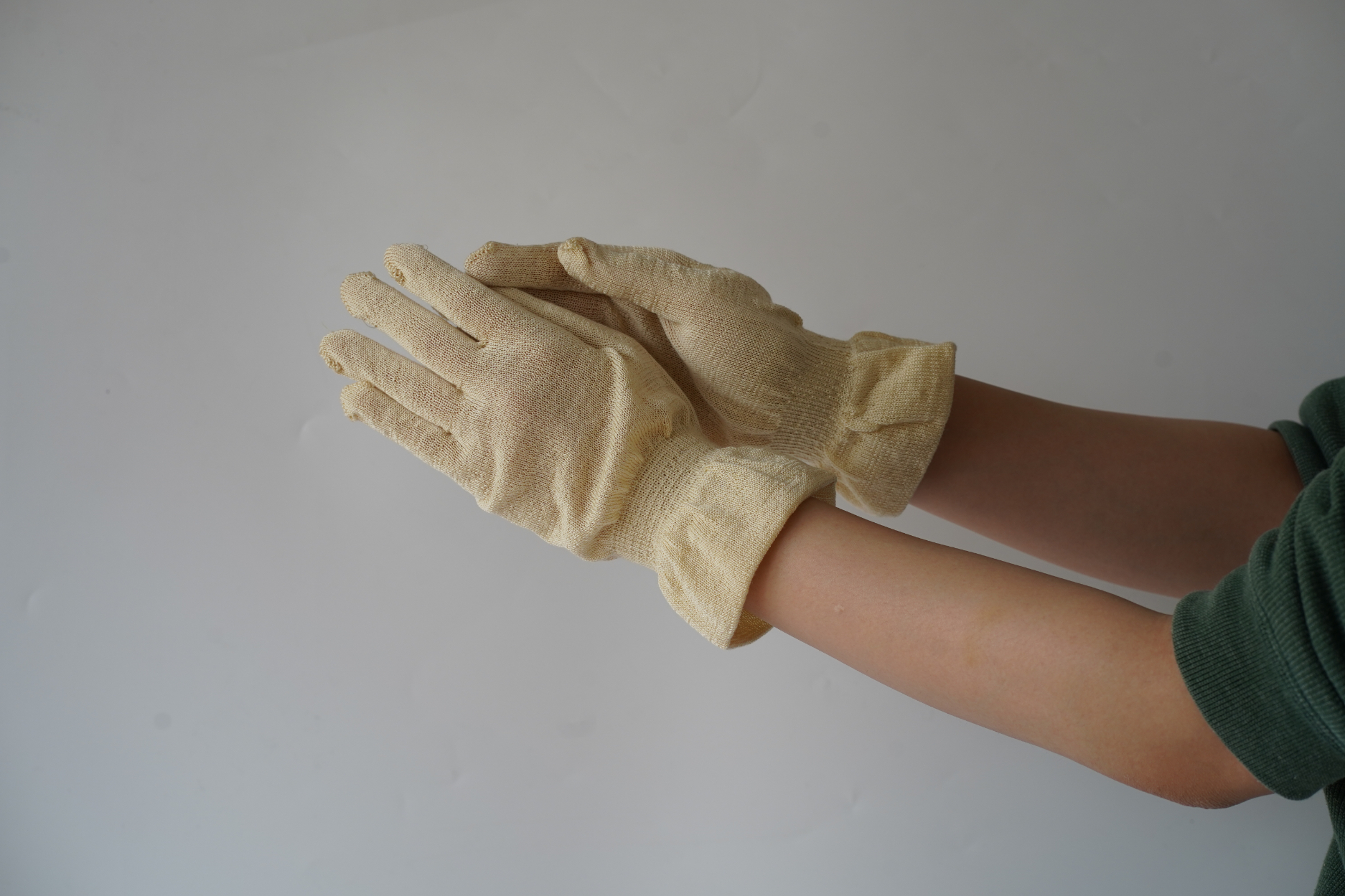 【手荒れや乾燥が気になる方に】シルク100%の手袋