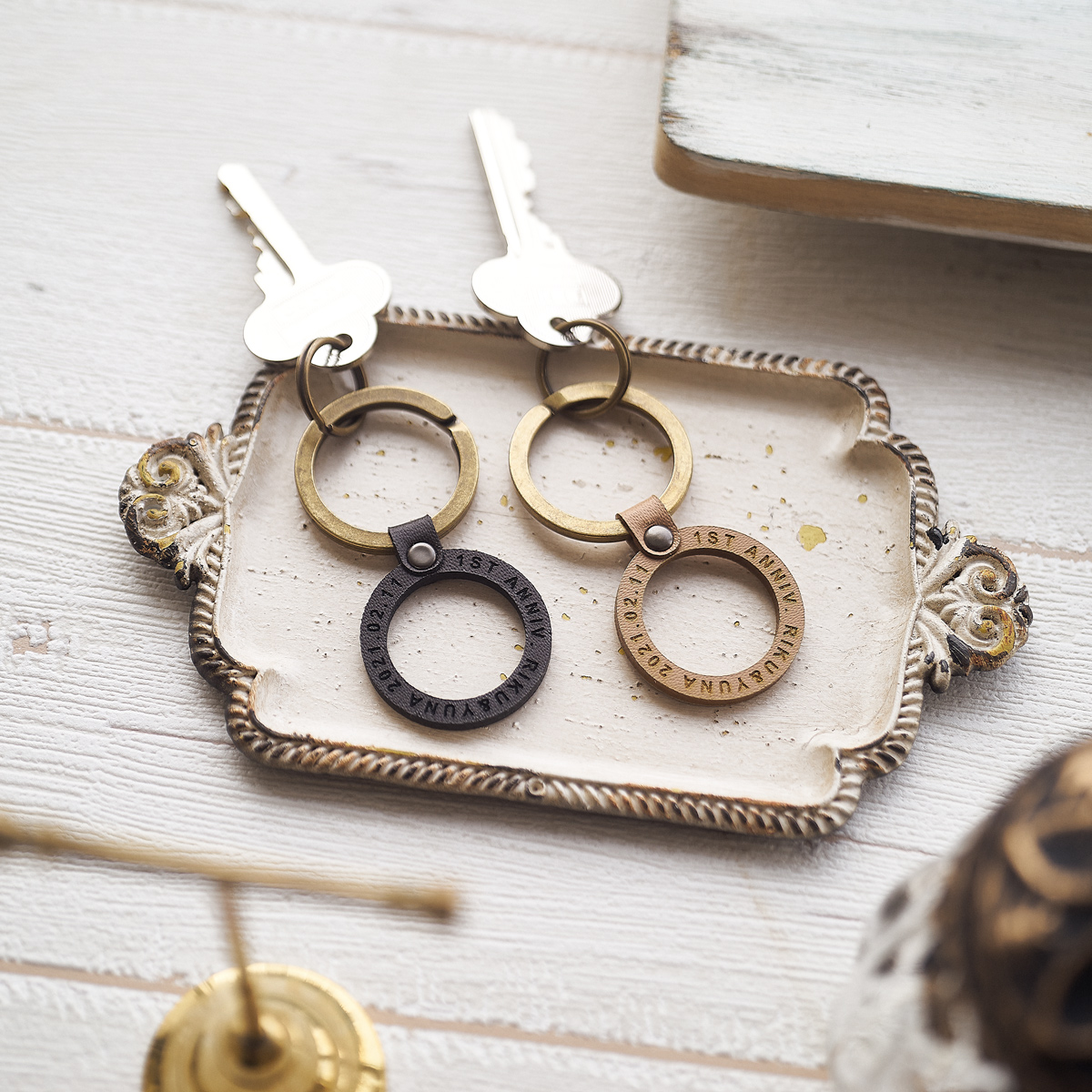 【名前/記念日を彫刻できる】ヴィーガンレザーとブラスのペアキーリング