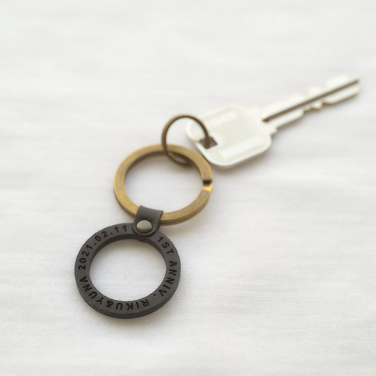【名前/記念日を彫刻できる】ヴィーガンレザーとブラスのペアキーリング