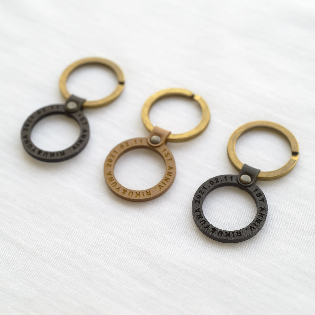 【名前/記念日を彫刻できる】ヴィーガンレザーとブラスのペアキーリング