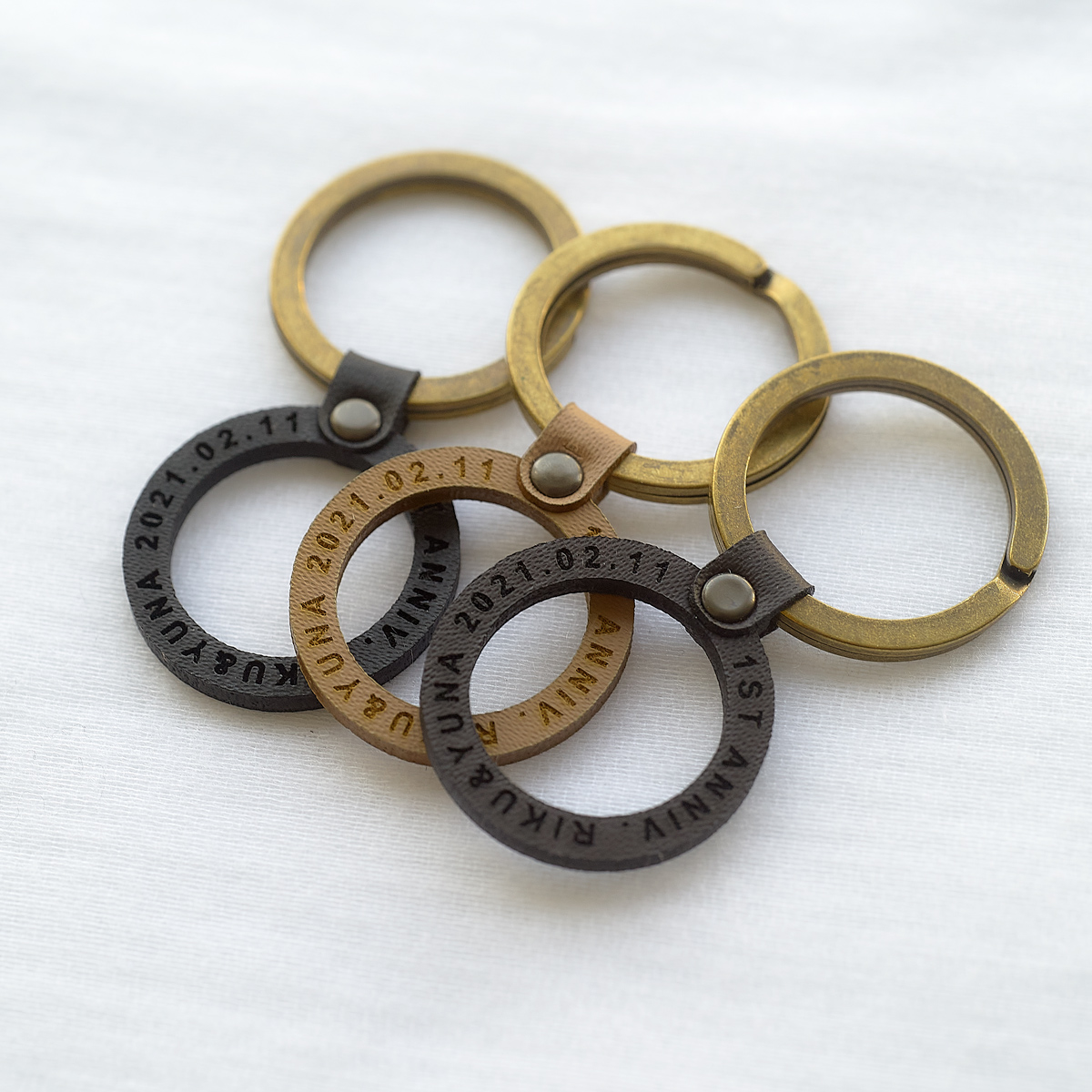 【名前/記念日を彫刻できる】ヴィーガンレザーとブラスのペアキーリング