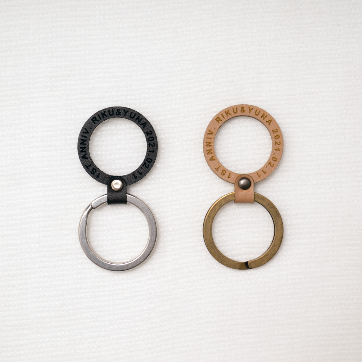【名前/記念日を彫刻できる】ヴィーガンレザーとブラスのペアキーリング