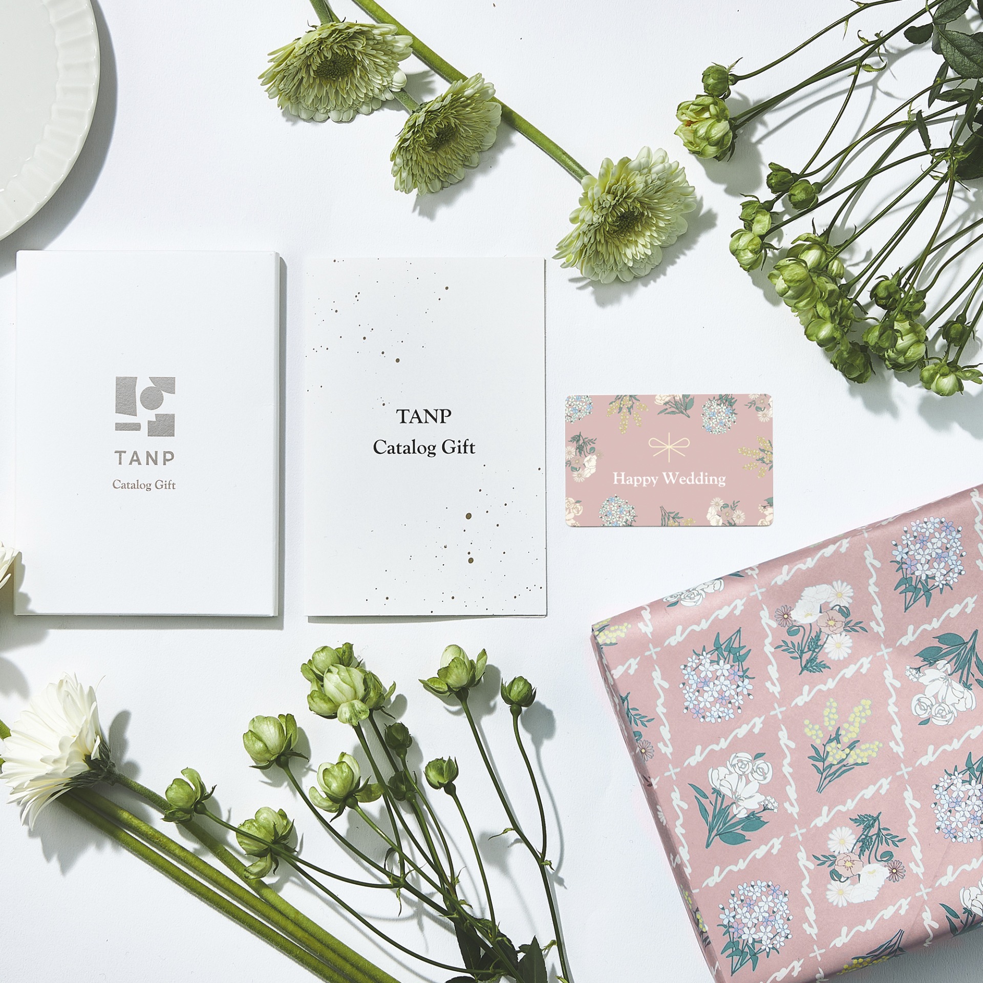 【結婚祝いに】 カタログギフト“Wedding”＆そのまま飾れる季節のお花のブーケ