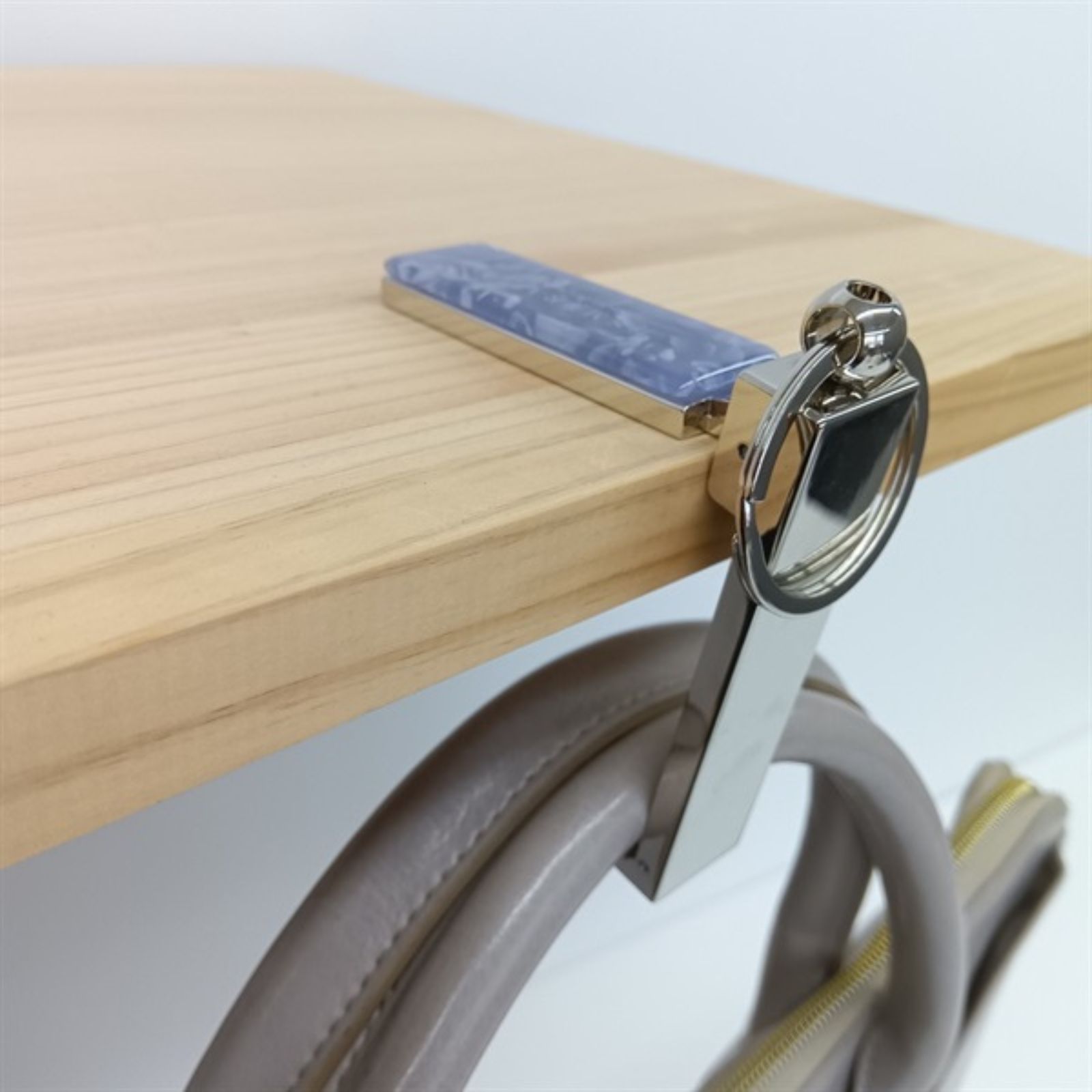 高見えデザインの2WAYキーホルダー（スマホ＆バッグスタンド）