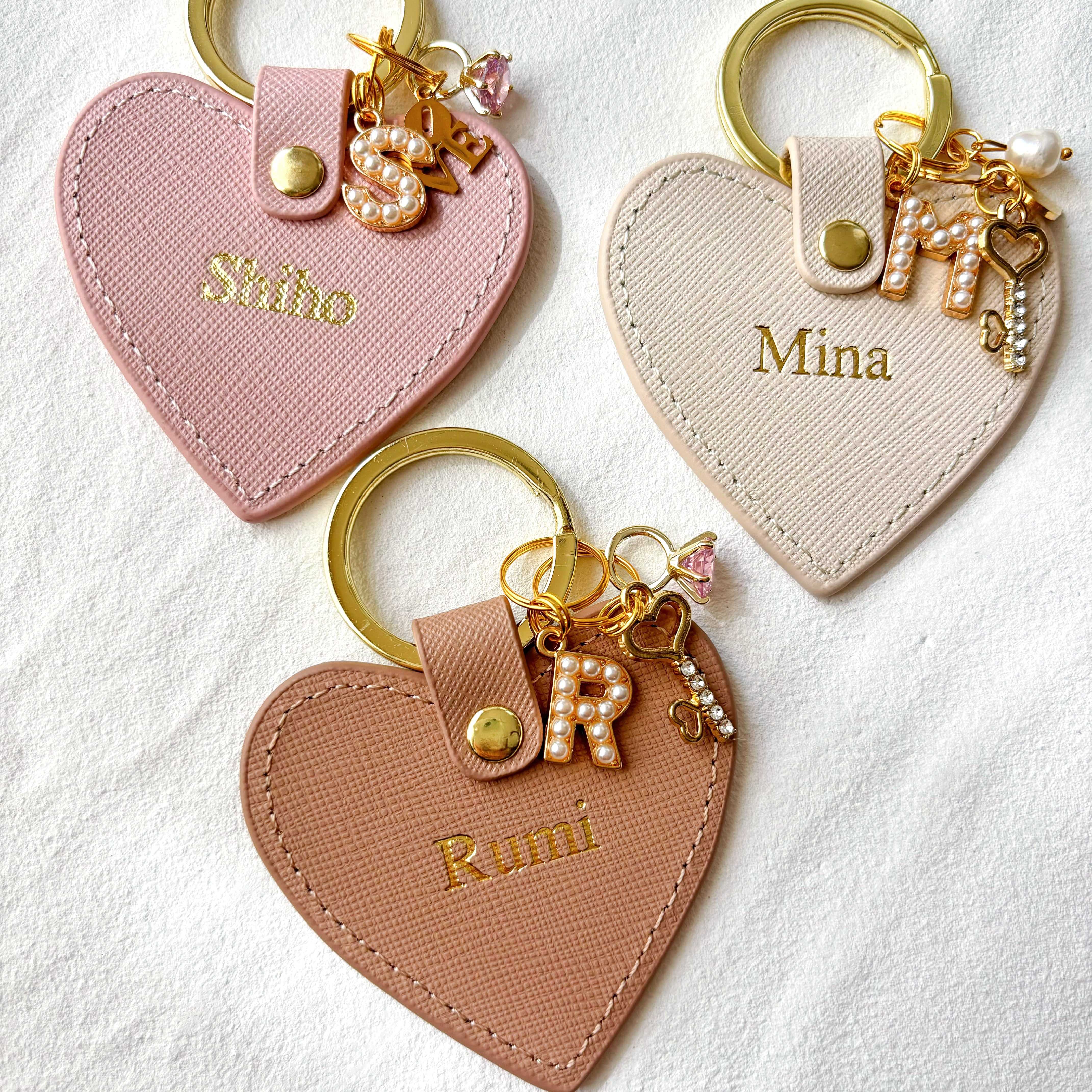 【名入れ】オーダーメイド本革キーリング（パールイニシャルチャーム付き）