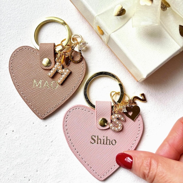 【名入れ】オーダーメイド本革キーリング（パールイニシャルチャーム付き）