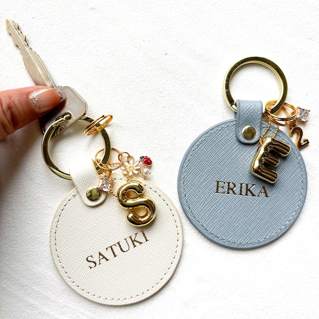 【名入れ】オーダーメイド本革キーリング（バルーンみたいなイニシャルチャーム付き）