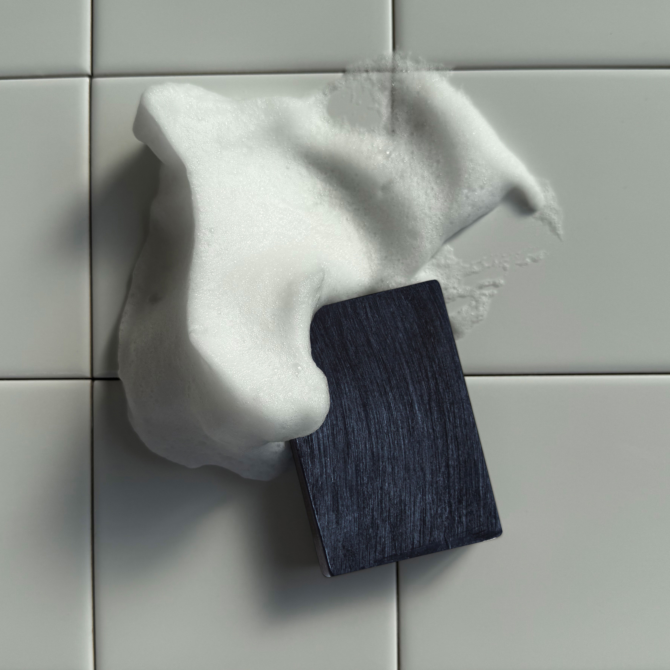 炭と美容成分のWケア 日本製ボディ用ヴィーガン石鹸【美容液成分40%以上配合】