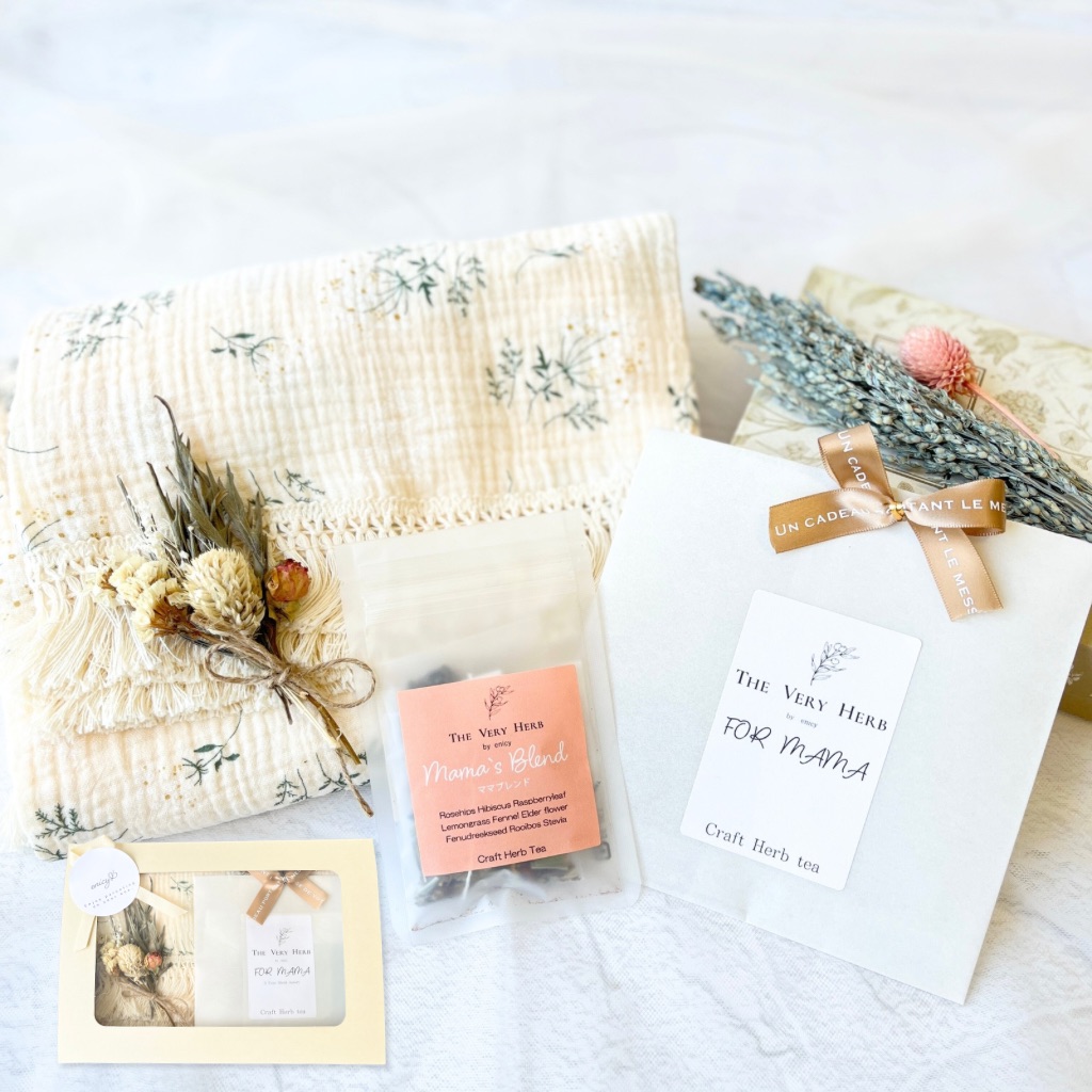 ベビーとママへの出産祝い フラワースワドルとハーブティーセット
