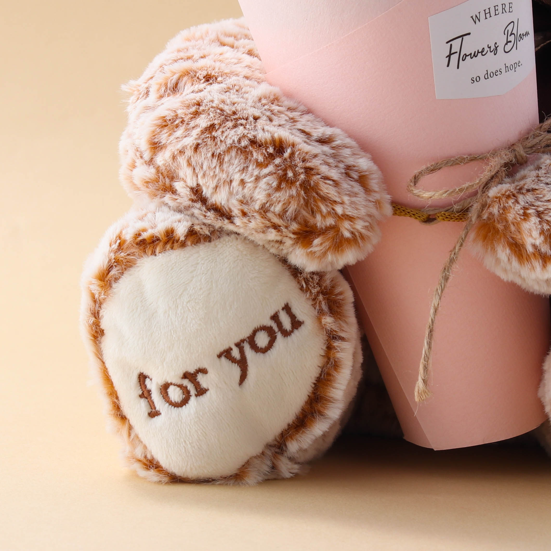 【名入れギフト】ハートチャーム付きフラワーテディベア